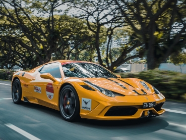 黄色いフェラーリ